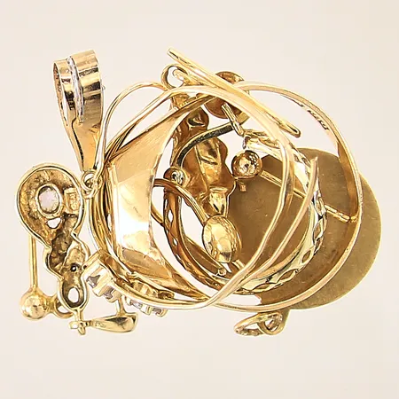 Guldsmycken, stenar, diamant ca 0,005c, bucklor, udda, gravyr, defekta, 18K  Vikt: 9,6 g