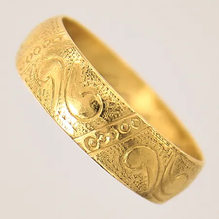 Ring, stl 17¾, bredd 6mm, gravyr, 23K  Vikt: 4,8 g