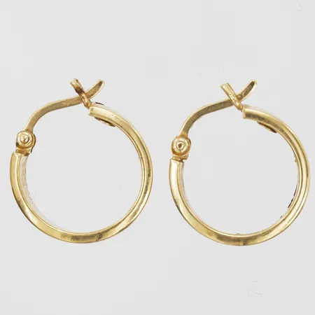 Ett par örhängen Ø 12mm, bredd ca 3mm, 18K Vikt: 1,9 g