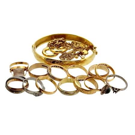 Diverse smycken, 18K guld, defekter, slitna stenar, gravyrer Vikt: 79,6 g
