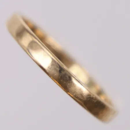Ring, stl 20, bredd 3mm, hamrad, gravyr, 18K  Vikt: 3,1 g