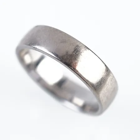 Ring, vitguld, stl 20(64), bredd 6mm, 18k, gravyr Vikt: 10,2 g