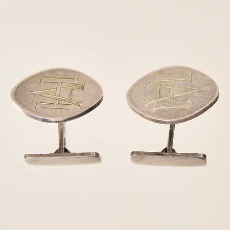 Ett par manschettknappar, 20x16mm, monogramgravyr, silver 830/1000 Vikt: 11,5 g