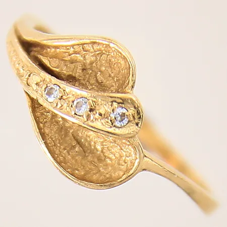 Ring med vita stenar, stl 17, bredd 1-9mm, 18K  Vikt: 2,5 g