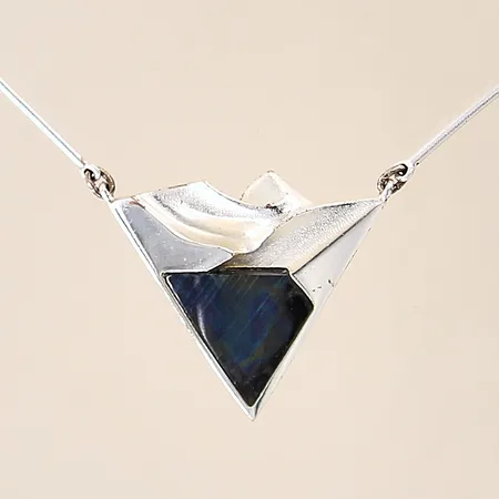 Collier Lapponia med spectrolit, design: Zoltan Popovits, längd 41,5cm, bredd 1,1-31mm, nagg, silver 925/1000 Vikt: 16,5 g