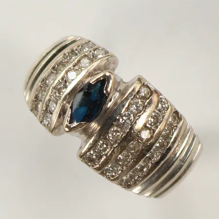 Ring med diamanter totalt ca 30x0,01ct, samt blå sten, stl 17¼, bredd 2-9mm, vitguld,14K Vikt: 5,2 g