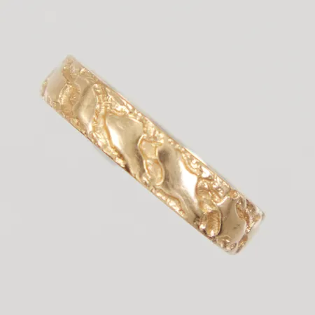 Ring, stl 19, bredd 4,7mm, mönsterdekor, gravyr, 18K,  Vikt: 5,5 g