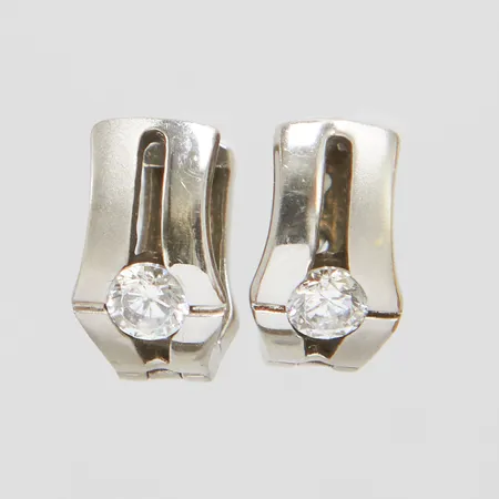 Ett par örhängen, vita stenar, längd ca 11mm, bredd 6,5mm, vitguld, 18K Vikt: 2,9 g