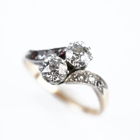 Ring m diamanter 2 x 0,20ct samt 5 små sk "tvillingring" stl 16½(51), bredd 10mm, 18k, 1 liten sten saknas Vikt: 2,8 g