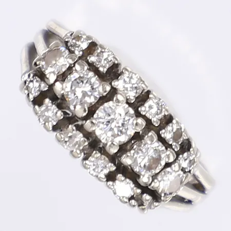 Ring med diamanter, 1x ca 0,16ct, 2x ca 0,10ct, 2x ca 0,05ct, 11x c 0,02ct, defekt, skena av, saknar sten, vitguld 14K Vikt: 6,4 g