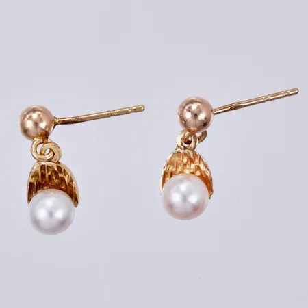 Ett par örhängen med odlade pärlor Ø ca 5,3mm, längd: ca 1,5cm, bredd: ca 6mm, utan stoppers, 18K  Vikt: 1,8 g