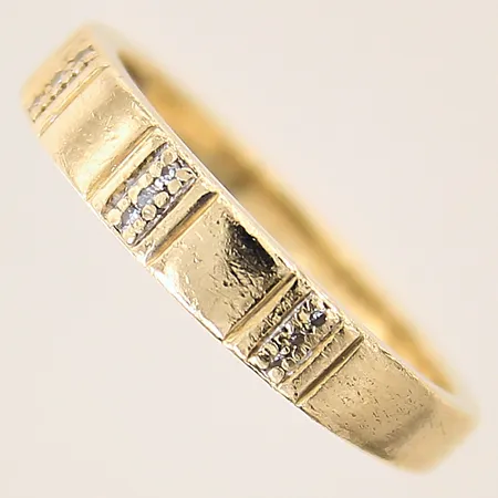 Ring med diamanter 9 x ca 0,005t, stl 17¾, bredd 2-4mm, 18K  Vikt: 3,9 g