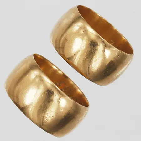 2 Ringar, Sigu Atelje Aktiebolag 1961, stl: 16¼, bredd ca 9mm, graverade, 18K guld. Vikt: 19,2 g