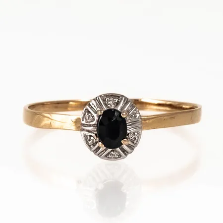 Carmoséring i 18K guld med blå safir 4 x 3 mm, 3 x ca 0,005 8/8 slipade diamanter. Den är i storlek 18, är 1,2 - 7 mm bred och väger 1,3g. 18K & kattfot. 