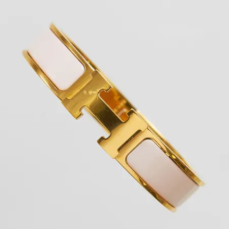 Armband, Hermès, Clic H, rose candeur, size PM, märkt Hermès, FI 12 03, Made in France, gulmetall med rosa emalj, innermått: 54,7x46mm, bredd: 11,5mm, små repor på metallen, bruttovikt 34,4g, inga tillbehör