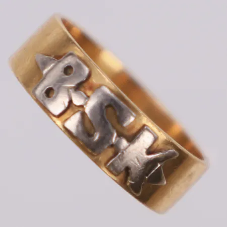 Ring, BSK, gravyr år 1974, rödguld/vitguld, 18K Vikt: 3,9 g