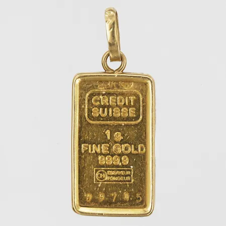 Hänge/Guldtacka Credit Suisse, snr: 99745, 1g, höjd inkl. ögla: 23 mm, bredd: 9 mm, ram samt ögla i 18K, stämplad 999,9 samt 23K guld.