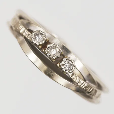 Ring med diamanter ca 3x0,01ct, 8/8-slipning, stl: 16½, bredd ca 2-4mm, spricka i skenan, 18K Vikt: 2,5 g