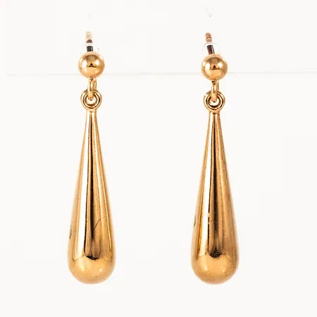 Hängande örhängen, droppar i 18K guld. De är 5,5 mm breda, 26 mm långa och väger 1,7g. 