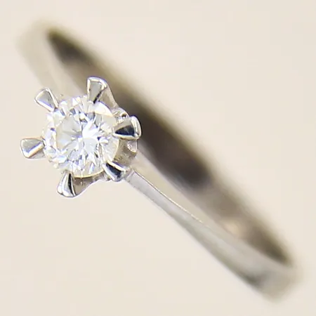 Ring med diamant ca 0,15ct, stl 15½, bredd 2,3-4,7mm, vitguld, 18K Vikt: 1,6 g