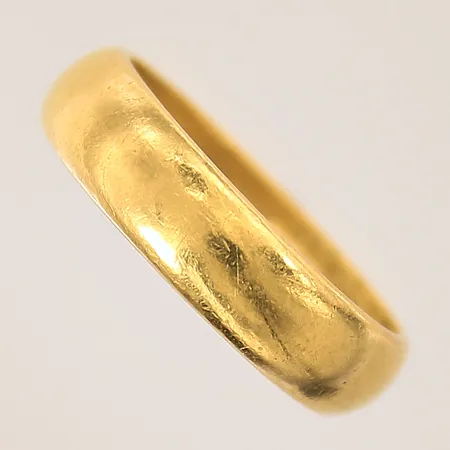 Ring, stl 17¼, bredd 5mm, gravyr, 23K  Vikt: 7,1 g