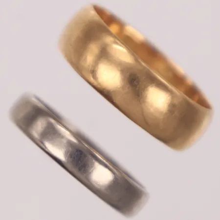 2 ringar släta, vitguld, gult guld, gravyr, repor, 18K  Vikt: 10,4 g