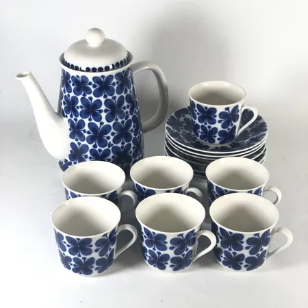 Kaffeservis Rörstrand Mon Amie, design Marianne Westman, 7st koppar, 7st tefat, 1st kaffekanna, ett tefat trasigt och limmat Vikt: 0 g Skickas med postpaket.