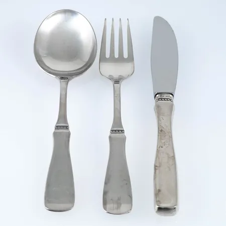 12 bordsskedar längd 188 mm, 12 bordsgafflar längd 185 mm, 12 bordsknivar längd 207 mm, Silver (830/1000), modell Uppsala, MGAB. Fint skick. Vikt skedar och gafflar: 1160,6g. Bruttovikt knivar med rostfritt blad: 830,9g. 