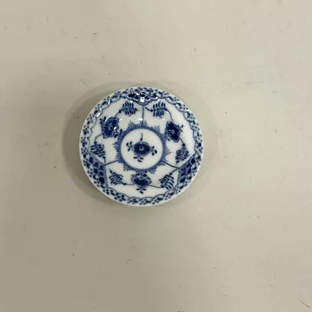 Mindre fat, musselmalet, Royal Copenhagen, nummer 1/504, Ø ca 7,5cm, porslin 