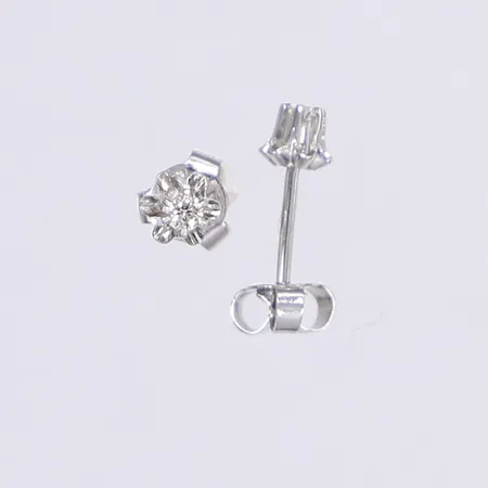 Ett par örhängen med diamanter 2x ca 0,04ct, Ø4mm, vitguld 18K Vikt: 1 g