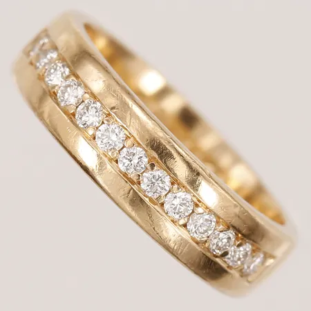 Ring, halvallians med briljantslipade diamanter 13 x ca 0,02ct, gravyr, stl: 17, 18K guld Vikt: 7,9 g
