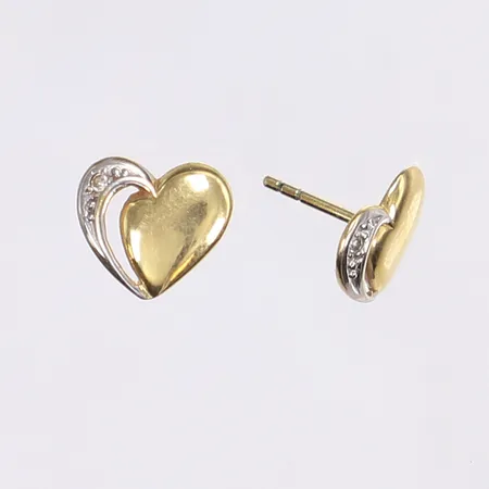 Ett par örhängen hjärtan med diamanter 2x ca 0,01ct, 10x9mm, utan snurrebussar, 18K Vikt: 1,5 g