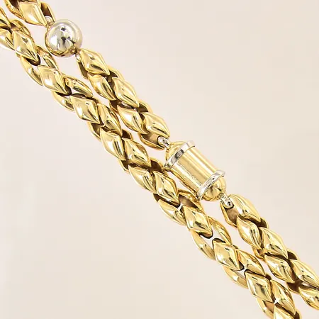 Collier med integrerad kula, längd ca 42cm, bredd 8,5mm, vitguldsdetaljer, 18K  Vikt: 87,8 g