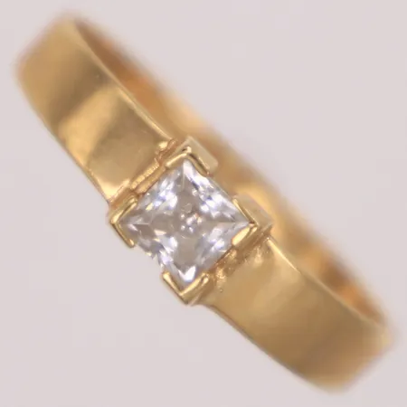 Ring med vit sten, stl 18, GHA, 18K Vikt: 2 g