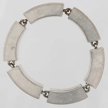 Armband, Auran Kultaseppä Oy, Åbo Finland, tillverkad år 1973, inre mått 65mm, bredd 12mm, silver  Vikt: 92,4 g