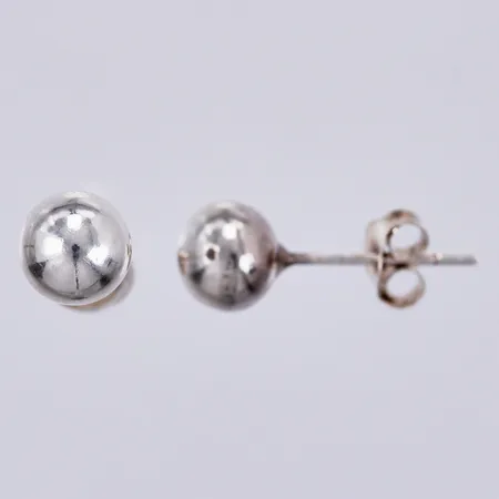 Ett par örhängen, Ø ca 6mm, silver Vikt: 0,8 g