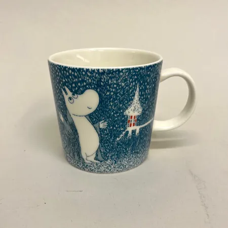 Muminmugg, Lätt snöfall, år 2018, Ø8cm, höjd 8cm, Arabia, porslin, etikettmärkt, nyskick Skickas med paket.