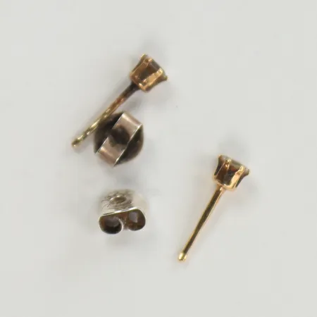 Ett par örhängen med vita stenar, 10mm, saknar tillhörande stopp, 18K Vikt: 0,4 g