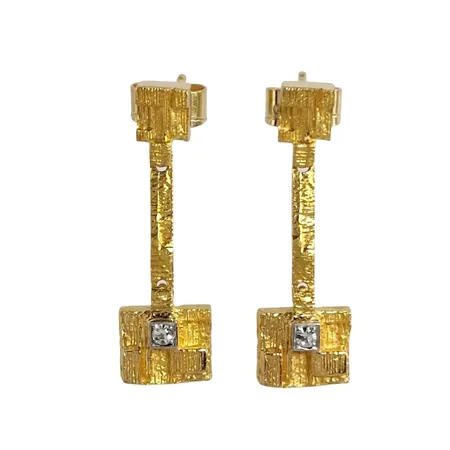 Örhängen, 18K guld, LAPPONIA FINLAND, BJÖRN WECKSTRÖM, modell "Thai", åttakantslipade Diamanter 2 x 0,02ct - stämplat på örhängenas baksida, längd 28 mm, bredd nedre del 8,5 mm, tillverkade 1991, originalploppar, mycket fint skick Vikt: 4,7 g