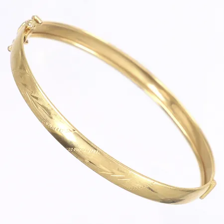 Armring, graverad dekor, 64x51mm internt, bredd 6mm, repig, något glapp i lås, 18K Vikt: 9,6 g
