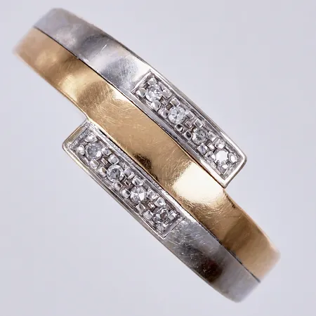 Ring med diamanter ca 8x0,005ct åttkantslipade, stl: ca 18, bredd: ca 2-7mm, GHA, vitguld/gultguld, 18K  Vikt: 2,4 g
