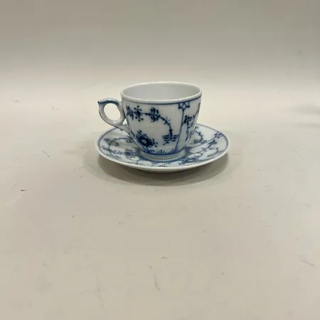 Kopp med fat, musselmalet, Royal Copenhagen, nummer 1/298, höjd ca 6cm, fat Ø ca 11cm, porslin  Skickas med postpaket.