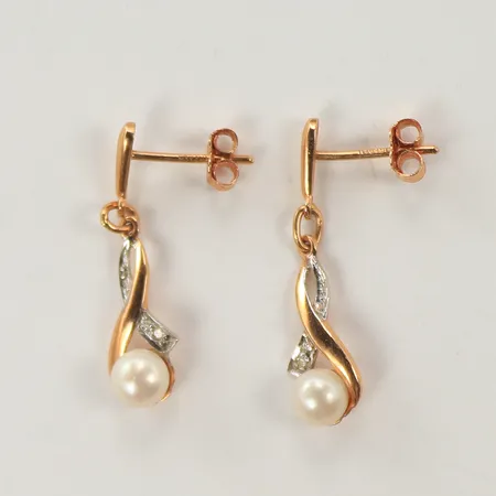 Ett par örhängen tvåfärgade med 2 pärlor Ø 4mm och 2 diamanter ca 0,005ct/st, längd 24mm, 18K 1,5g totalt