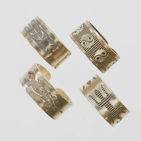 Fyra ringar, mönsterdekor, reglerbar storlek, bredd 9,2mm, 925/1000 silver Vikt: 13,8 g