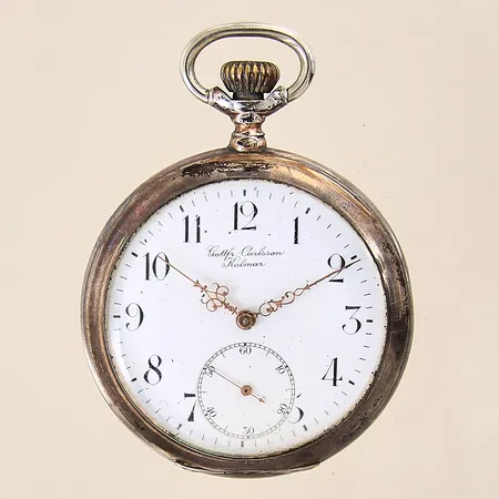 Fickur Gottfri Carlsson Kalmar, Perfecta, manuell, boett-nr: 425-10, innerboett i metall, Ø50mm, liten sekundvisare, oxiderad, boett samt glas med repor, böjda visare, monogram, silver 800/1000, bruttovikt: 81,9g Vikt: 0 g