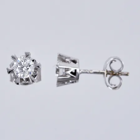 Ett par örhängen vitguld med diamanter 2x0,30ct, ca R-TW/VVS, Ø ca 7mm, 18K Vikt: 2,2 g