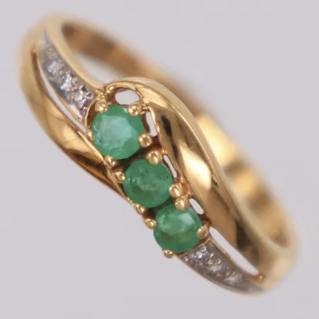 Ring med åttkantslipade diamanter ca 0,03ctv samt smaragder, stl 18, 18K Vikt: 2 g