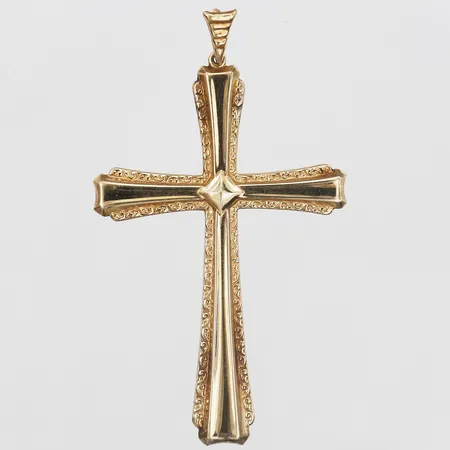 Hänge i form av ett kors med mönsterdekor, längd: 66mm, bredd: 37mm, 14K guld. Vikt: 4,2 g