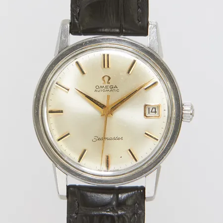 Herrur Omega Seamaster, stål, automatisk, 34,5mm, boettnr: 166.003, Cal. 562, snr: 20688519 ca 1963, skadad urtavla, datum, repigt glas, läderband samt bygelspänne ej original, inga tillbehör.