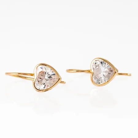 Hängande örhängen i 18K guld med hjärtformad cubik zirkonia. De är 7,5 mm breda, 16,5 mm långa och väger 1,4g. 